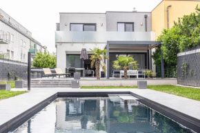 Luxury Vienna 6BR-4BA Villa with Private Pool & Sauna - Pets allowed